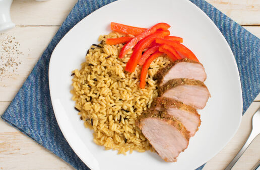 Filet de Porc Épicé Servi avec Poivrons Sautés, Riz Sauvage et Riz à Grains Longs En 30 Minutes